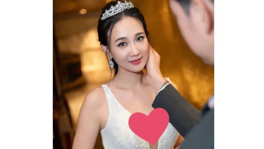 深V開到肚臍！何妤玟突PO「婚紗照」辣露半球　鬆口西裝男身分
