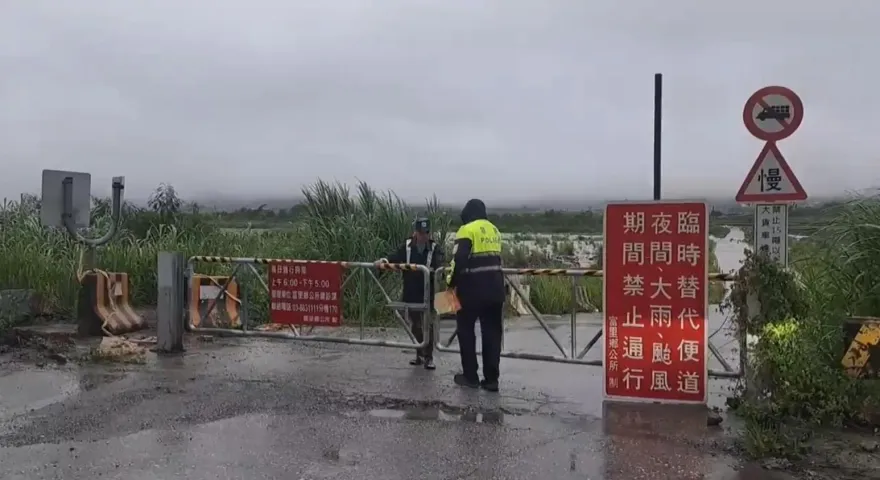 快訊/花蓮台9線「崙天大橋便道」大水滿溢無法通行　緊急封鎖