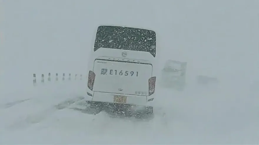影/入秋首場！內蒙降暴雪「達50公分深」　致600人被困「旅行團大巴過夜」