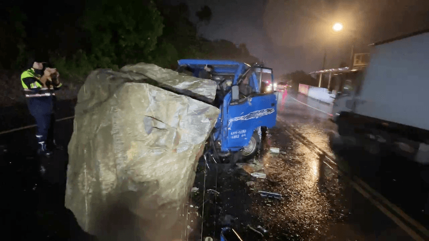 快訊/山陀兒風雨強襲台9線釀災！超巨落石墜下、貨車「車頭撞凹駕駛受困」