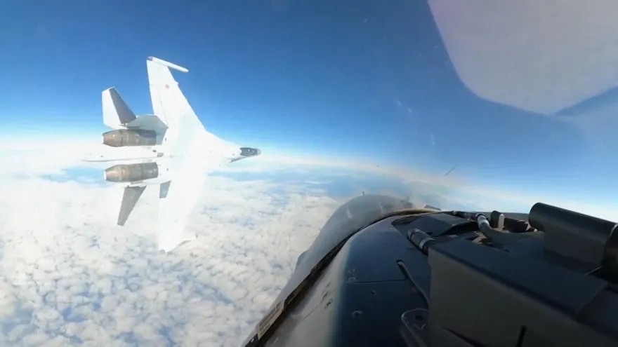 影/驚險！俄戰機「空中鬼切」近貼美F-16　美司令怒控：不專業也不安全