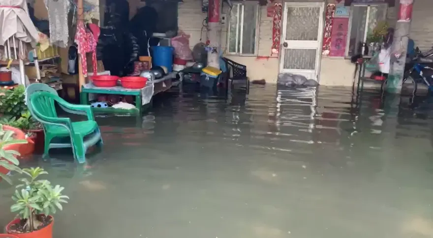 影/山陀兒「發脾氣」暴雨狂砸！屏東東港一早淹大水　居民急堆沙包擋家門口