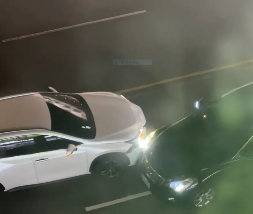 影/逢甲商圈嚴重車禍！貴婦開馬力超強休旅車找眼鏡分神　逆向撞3車1人傷