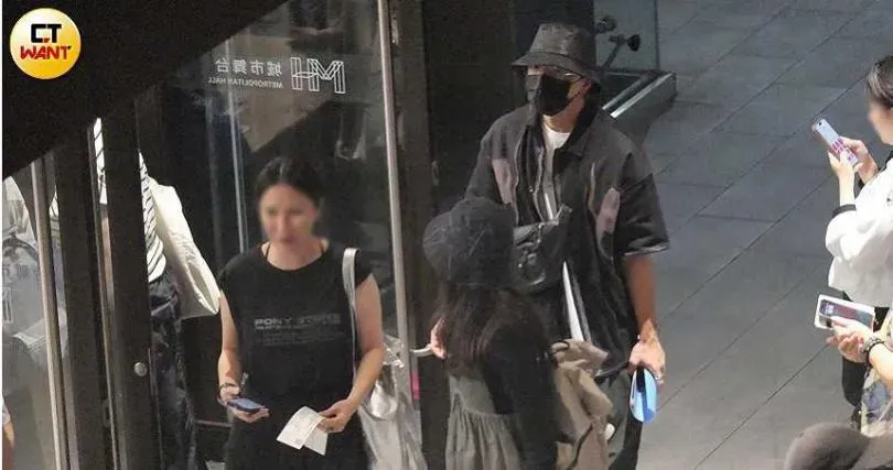 柯佳嬿甜曬婚戒！　合體坤達「約會做1事」全被拍
