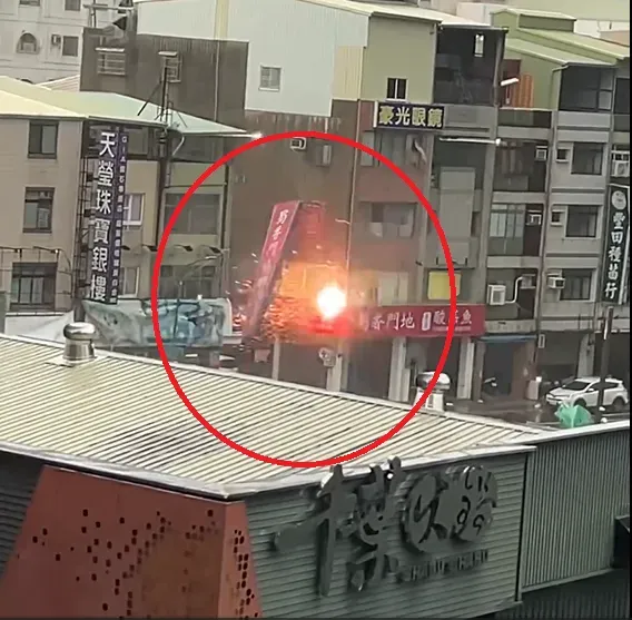 影/火花四射！高雄三民路招牌遭強風「扯斷」　驚悚橘紅畫面曝光