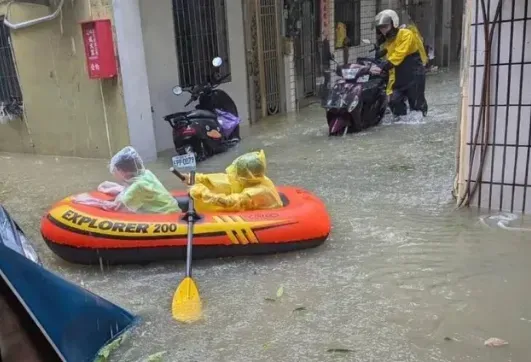 山陀兒風雨超強！高雄三民區「水淹半個輪胎高」　居民划橡皮艇穿越巷弄