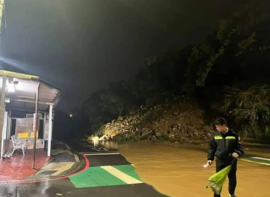 快訊/深夜嚴重走山！基隆新豐街遭黃泥土掩蓋　傷亡人數尚不明