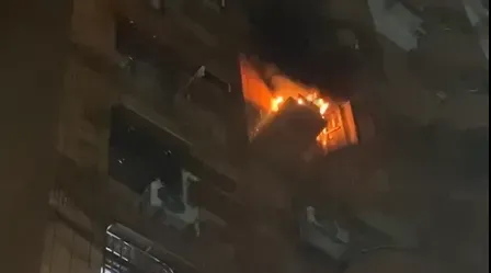 影/高雄左營暗夜火警！6樓冷氣室外機狂燒「火舌猛竄」　鄰居驚逃報案