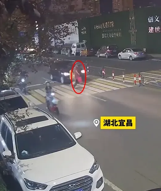 影/「東海女大生案」翻版！陸女遭私家車撞飛後「二次碾壓」　驚悚瞬間曝