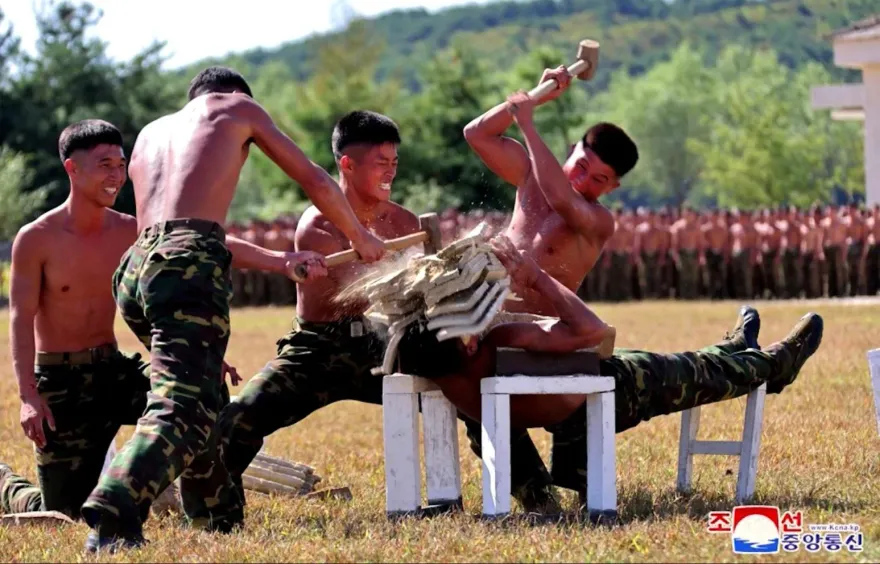 影/靠人間凶器護國？金正恩打造超強特種兵　大秀冰塊腹肌「胸口碎大石」