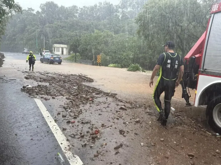 快訊/暴雨重創金山！陽金公路管線斷裂「700戶停水」　水公司調水車緊急送水