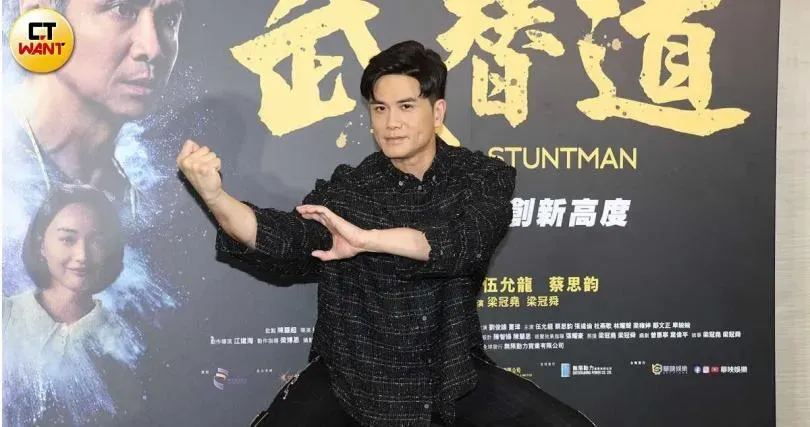 昔洪金寶替身！ 港星伍允龍拍戲出意外　曝「肉被削掉」傷口見骨