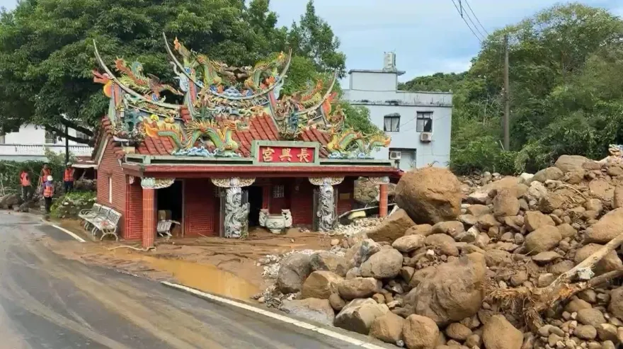 影/豪雨毀家園慘況曝！金山長興宮力抗土石流　巨大落石阻斷災民家門口