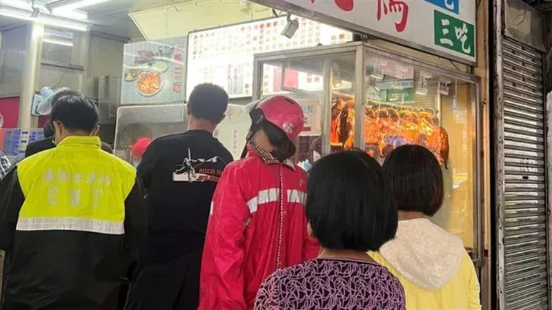 毫無同理心！基隆消防員「穿制服買便當」遭PO網公審　仁愛分隊沉痛回應