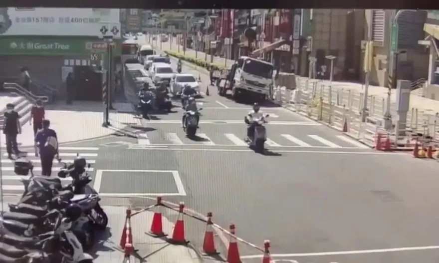 快訊/新莊施工吊掛爆嚴重意外！負重過大貨車側翻　傷亡人數曝光