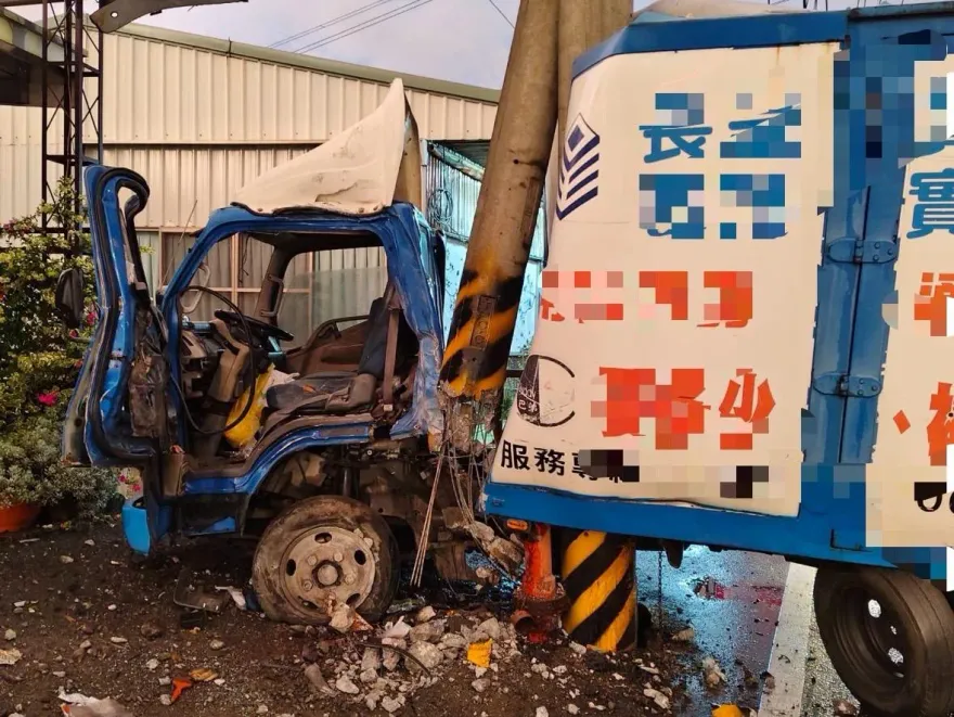 影/奪命瞬間曝！天雨路滑中埔貨車撞桿釀追撞　44歲駕駛頭重創亡