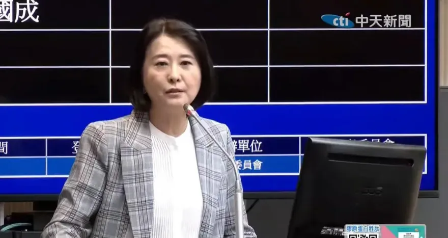 綠委組「51戰隊」守議場門口　王鴻薇開酸：哪招？總預算沒過算民進黨的