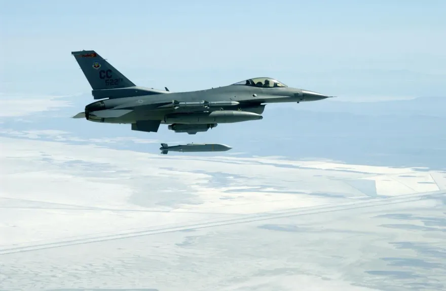 美國對台軍售延宕　空軍延到2026年底接收AGM-154C型聯合距外武器