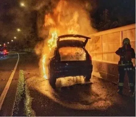 快訊/宛如地獄入口！國1北上三義段火燒車　路肩狂燃畫面曝