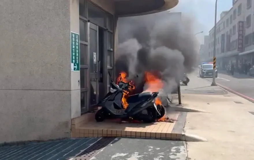 影/澎湖校門口機車離奇自燃！波及2車　燒剩骨架
