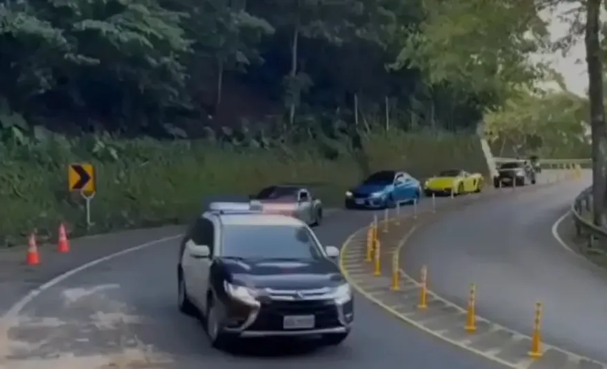 影/「警車路隊長」沒人敢超！超跑一輛接一輛慢慢行駛　「母雞帶小雞」畫面曝