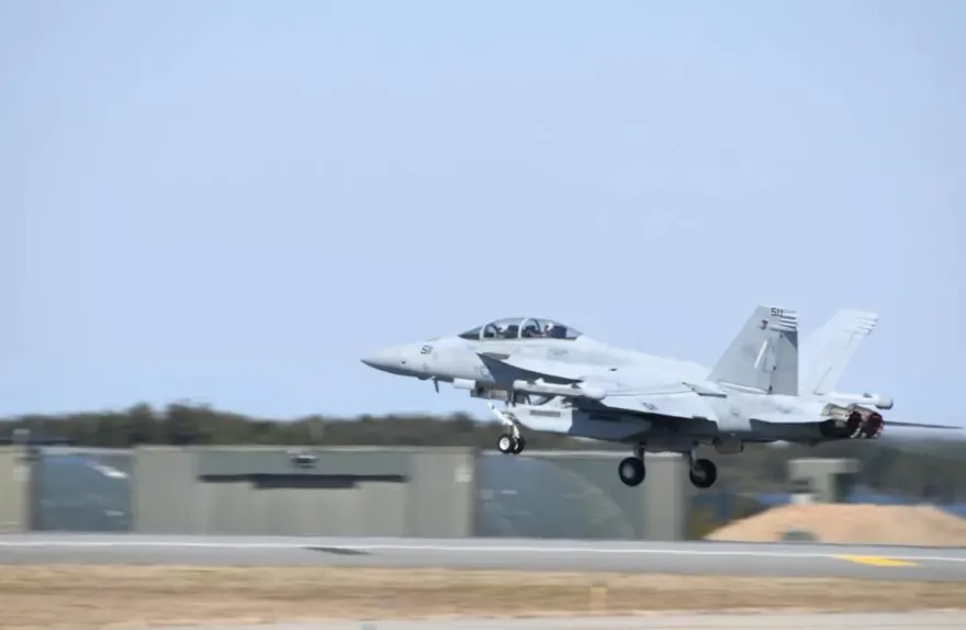 快訊/美海軍「咆嘯者號」電戰機驚傳墜毀　2飛官生死不明當局急搜