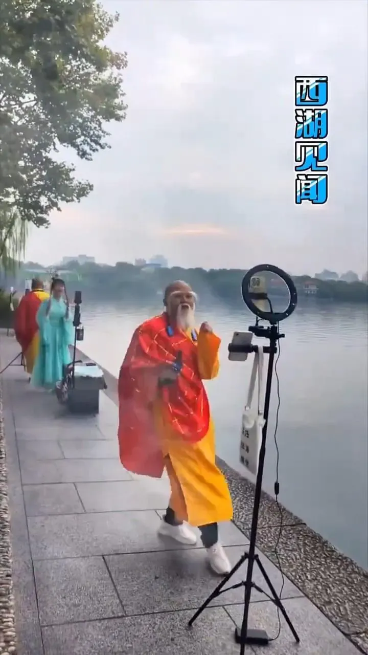 群魔亂舞！西湖驚現白鬍「法海」直播搶流量　網嚇：人間還妖界啊