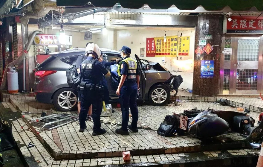 快訊/北市內湖重大車禍　休旅車衝進小吃店3人無生命跡象
