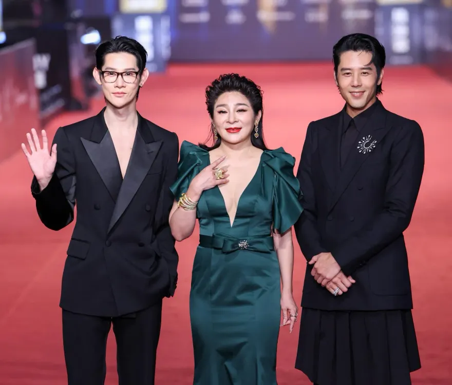 金鐘59/火辣登紅毯！王彩樺大開深V露「超兇」事業線　出道40年首入圍感動爆哭