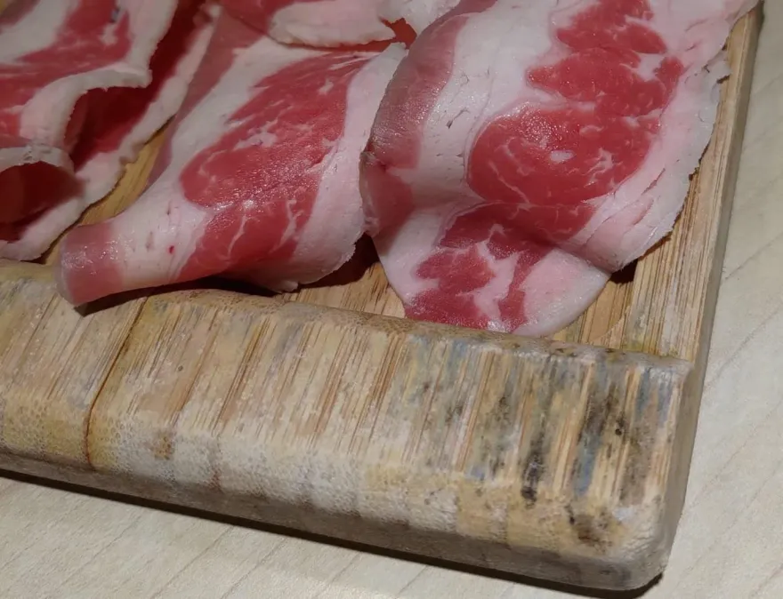 開心吃火鍋驚見「發霉木盤裝生肉」　網友曝超扯理由：店員說是做造型