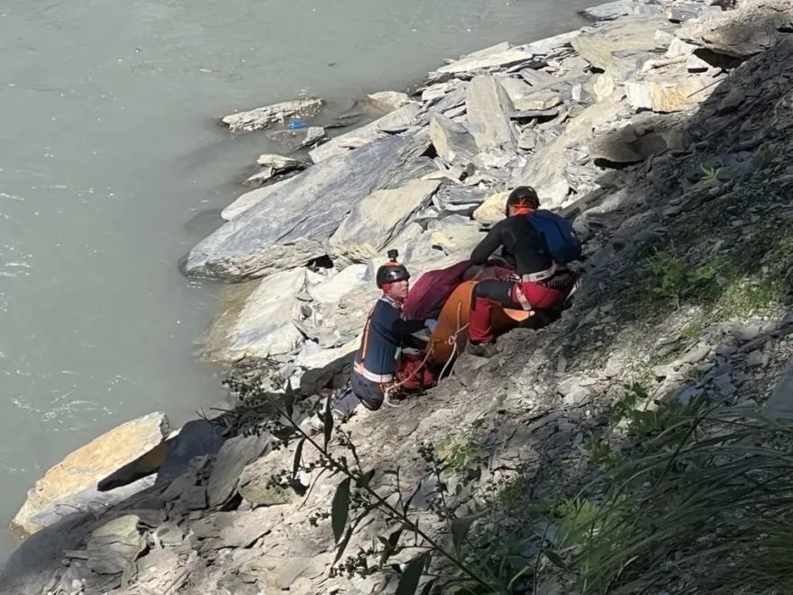 南三段無雙吊橋前悲劇！42歲女墜200米深谷亡　遺體今運下山