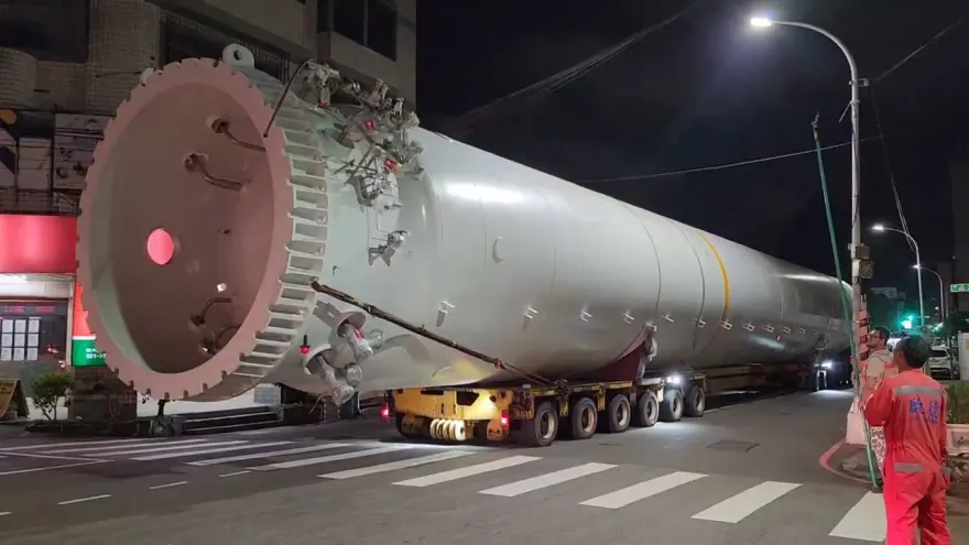 影/軍演？新竹夜半見「37米長柱狀體」夜行　吊車大王：要送去台積電