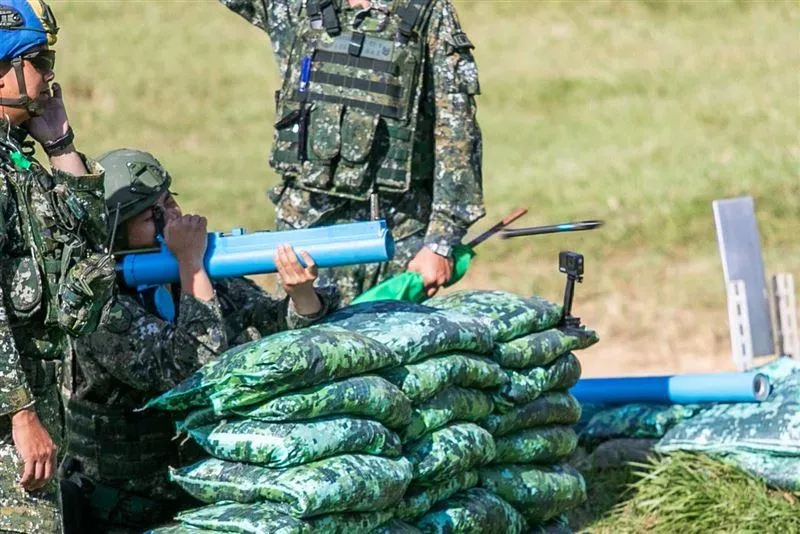 陸軍北測中心砲火四射　義務役男實操「反裝甲紅隼火箭」