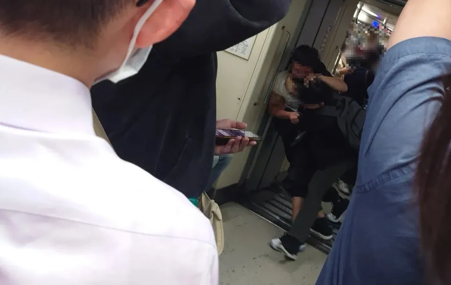 北捷爆肢體衝突！2男板南線江子翠站「打擂臺」　網友：對這站有陰影