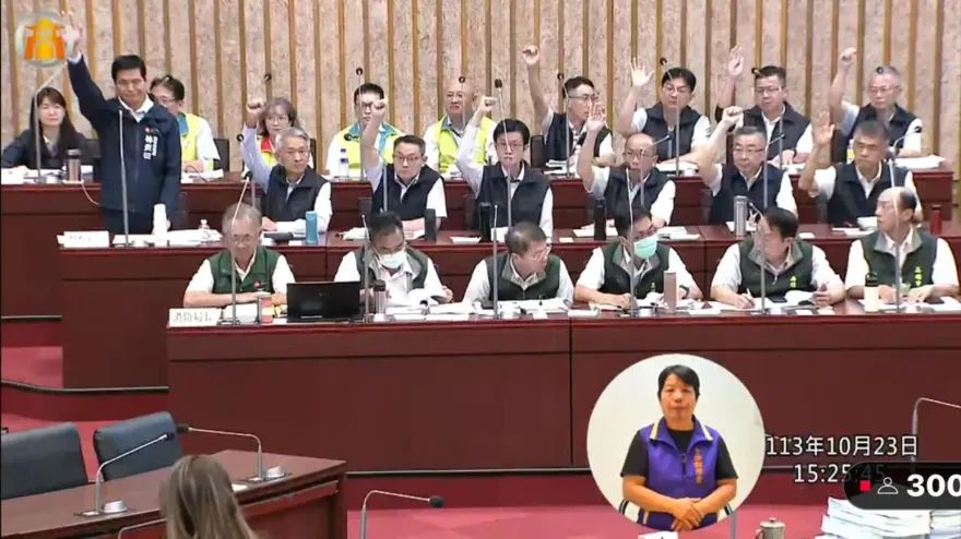 警察看廢死極憤怒！高雄議會質詢　「局長一致反對」出現舉手海