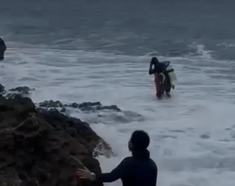 性命當兒戲！墾丁潛水業者不顧海況帶客下水　「浪捲人」驚險畫面曝