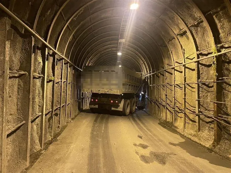 砂石車闖紅燈進單向隧道！為閃來車自撞山壁　卡死中橫便道3小時