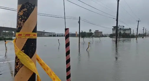 風雨重創宜蘭！農路被水淹「汪洋一片」慘況曝　縣內封路資訊一次看