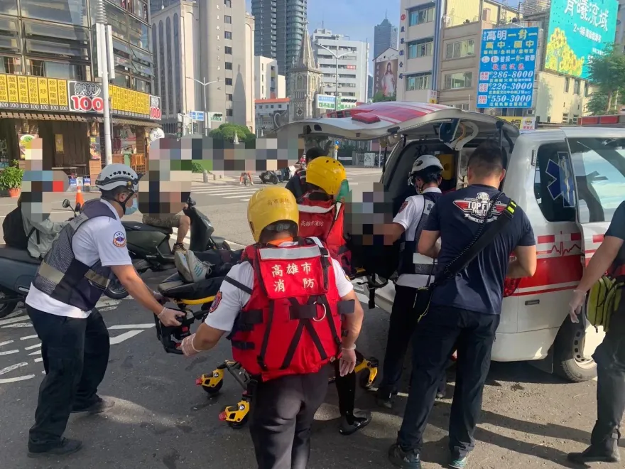 高雄愛河驚傳男子落水！救起命危　搶救後恢復心跳