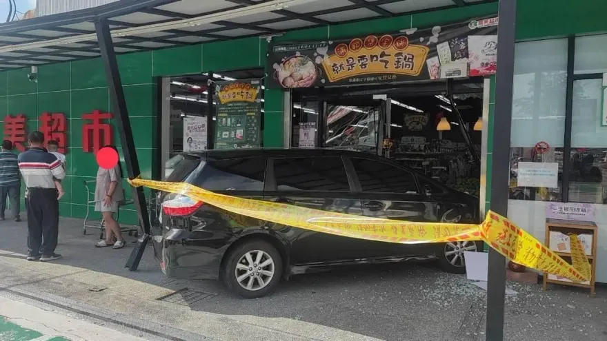 影/把油門當煞車！彰化31歲正妹開牛頭牌撞進超市　男差1秒沒命