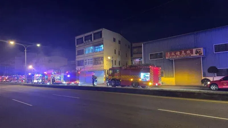 影/台中洗車場奪命惡火！82歲老翁「倒臥廁所旁」命喪火窟
