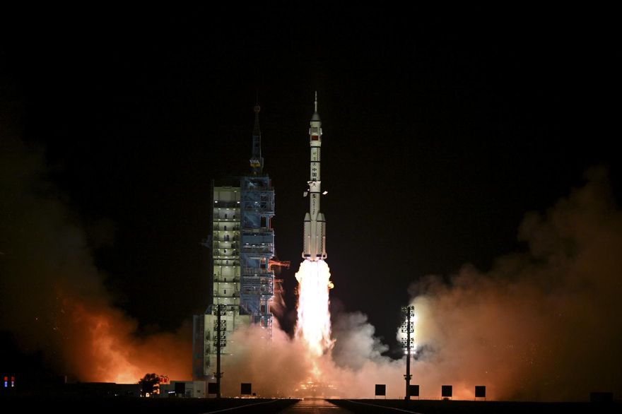 影/3太空人比心！陸「神舟十九號」今凌晨發射成功　震撼畫面曝