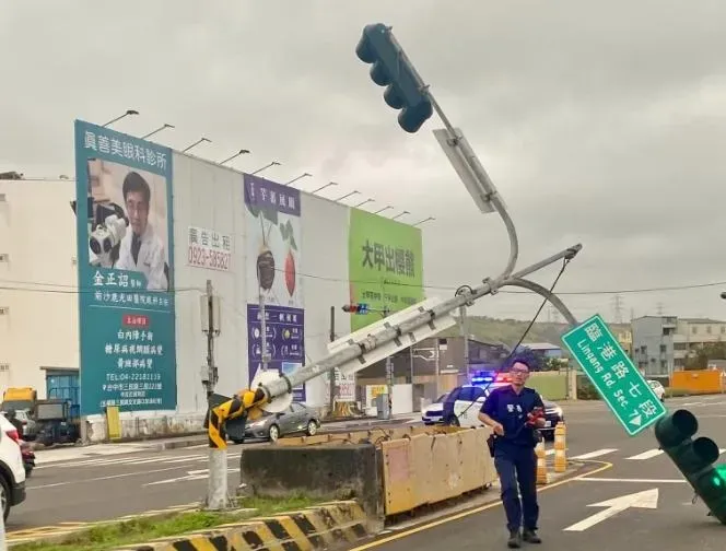強颱「康芮」蹂躪！台中甲南路橋電桿遭狂風攔腰吹斷　驚悚畫面曝