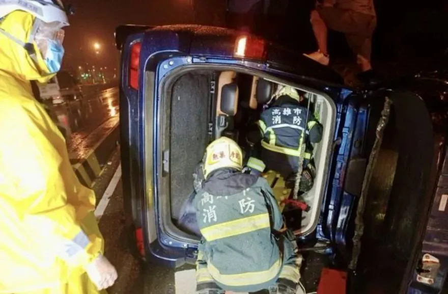 國道10號燕巢路段車禍　休旅車自撞翻車側躺2人受困