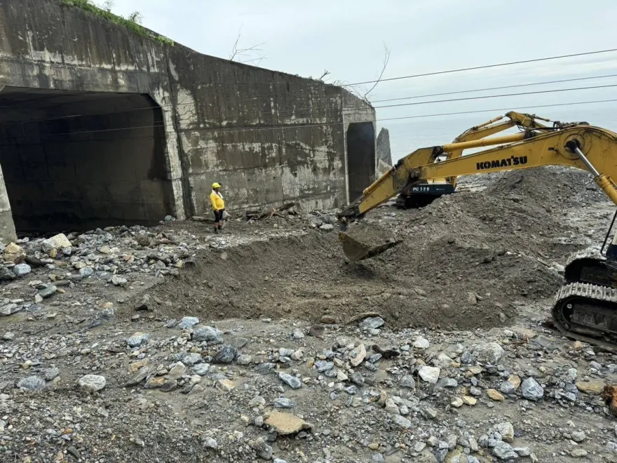 影/東岸土石又塌！台鐵北迴線崇德路段「軌道消失」　現場畫面曝光