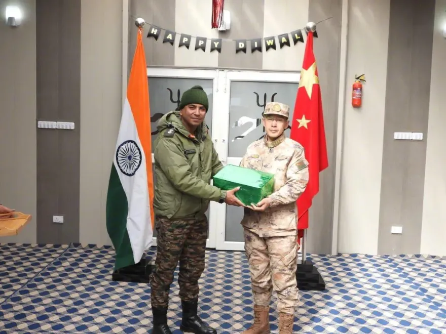 影/中印回暖！兩軍士兵在邊境共慶排燈節　中方送「川劇變臉」玩偶引猜想