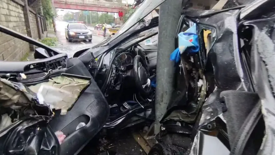 影/慘烈現場曝！苗栗轎車逆向「包夾」電桿　整輛全毀變鐵球、男駕駛不治
