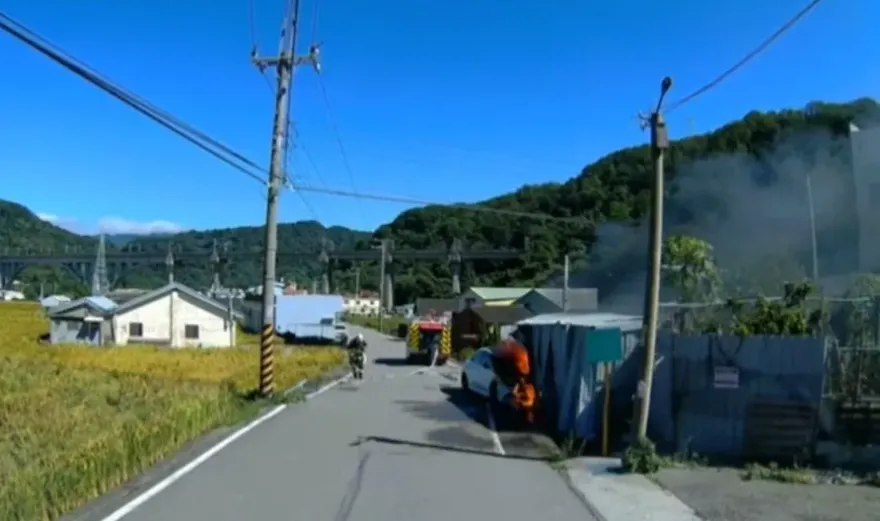 影/苗栗火球畫面曝！轎車自撞民宅「引擎狂燒」　36歲女跳車驚逃