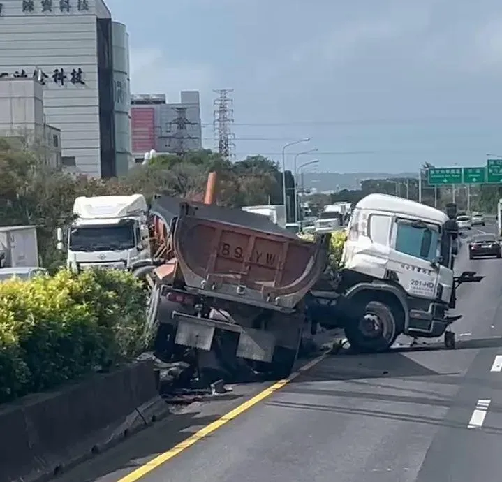 影/整輛「坐」上去！國1湖口段「砂石車衝撞分隔島」後方塞爆