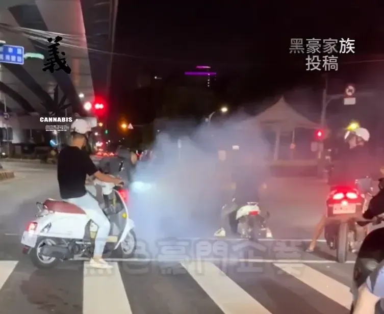 影/囂張市區猴！深夜沒戴安全帽、未掛車牌「燒胎競速」　警不忍要查了